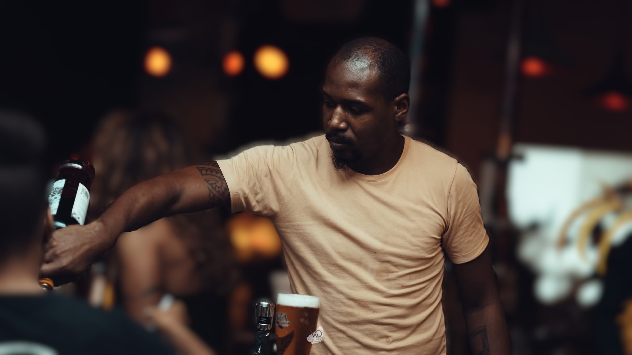 Service professionnel derrière le bar pendant une réception